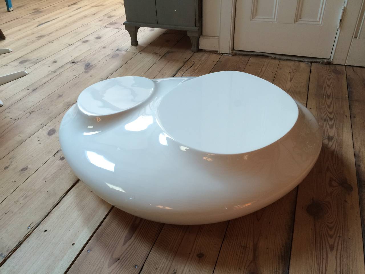 Minimalist Space Age White Lacquered Fiberglass Coffee Table