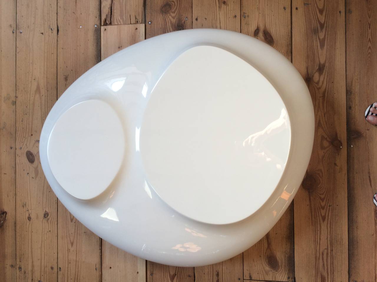 Space Age White Lacquered Fiberglass Coffee Table In Good Condition In Manhattan, NY