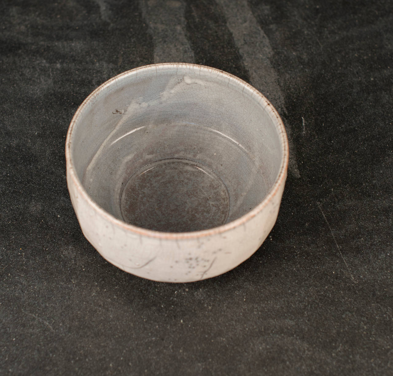Raku fired bowl with white glaze by Inger Rokkjaer in Denmark 

Potters mark and Gallerie Besson sticker on base.

21 cm x 12 cm
8 1/4