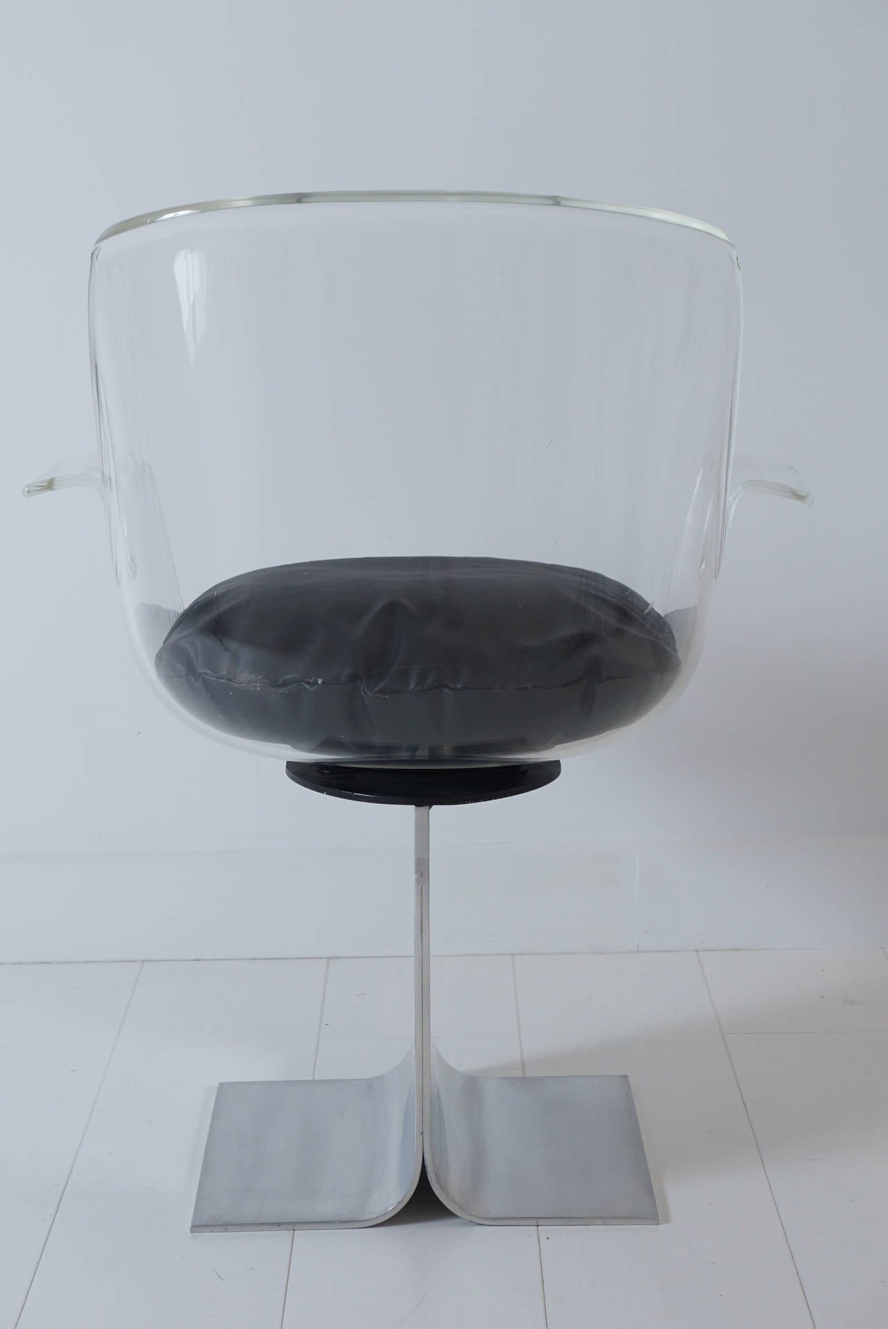 Lucite Armchair in the Style of Roger Tallon In Good Condition For Sale In Miami, FL