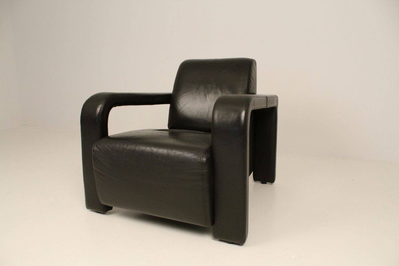 Very comfortable black heavy leather lounge chair produced in the 1980s by Marinelli, Italy.

The chair is in excellent condition.

Measurements: H 79 x D 91 x W 87, seating height 42 cm.