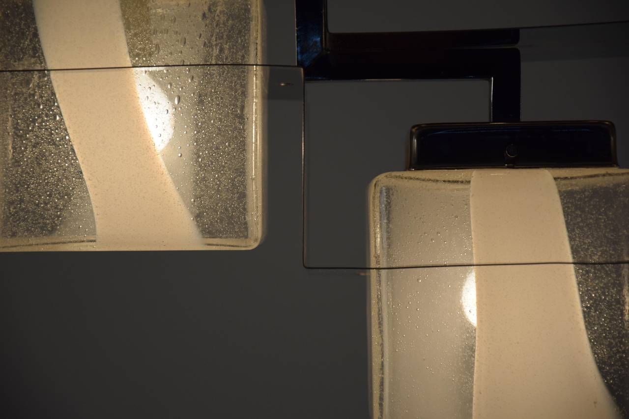 Mazzega Mid  Plafonnier moderne du siècle.

Rare plafonnier Mazzega des années 1970 en acier inoxydable et verre, soufflé à la main à Murano (Venise), Italie.

La lampe est en très bon état et les deux cubes de verre sont parfaits.

Les cubes de