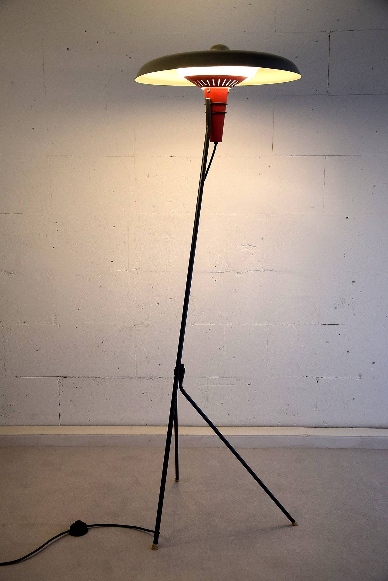 Louis Kalff Mid Century Modern Philips Floor Lamp
An architectural very rare floor lamp in enameled institutional grey with red and mid-grey accents. 
Wire structure supporting the disc shade and plexiglass diffuser.

The lamp is in very good