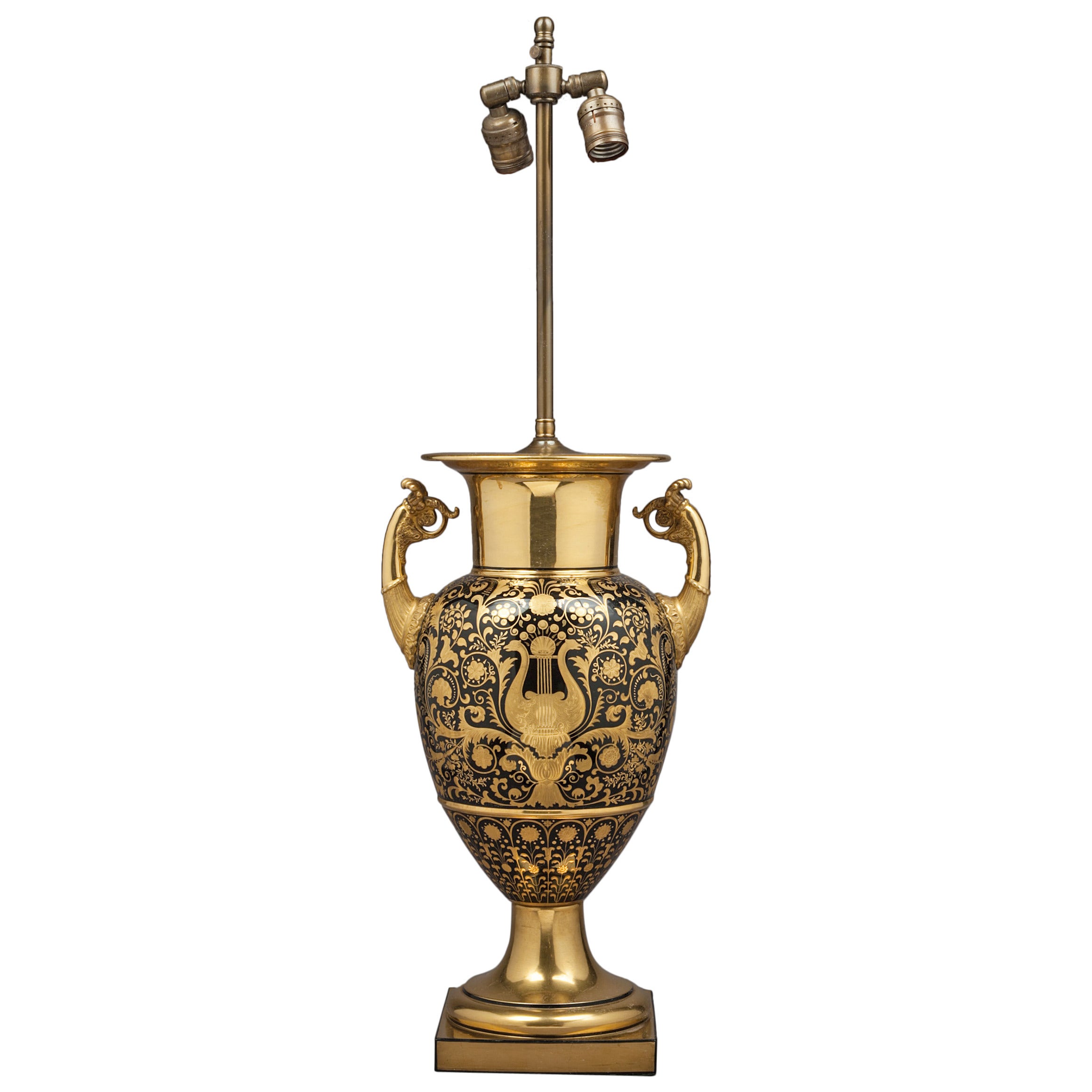 Vase Berlin bleu et or monté en lampe, vers 1820