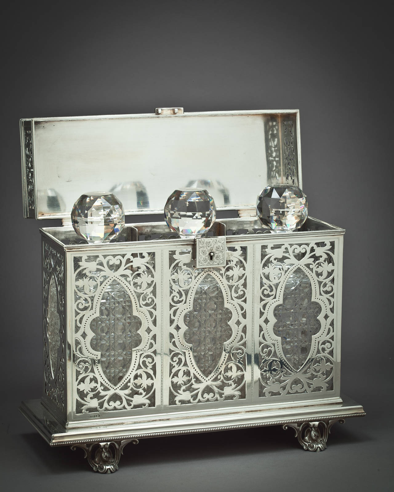Tántalo victoriano tardío de plata con tres decantadores y tapones de cristal tallado.
El tántalo lleva la marca Sheffield, 1896, probablemente HARRISON BROTHERS & HOWSON.
El tántalo está totalmente marcado (falta la llave); la garrafa de cierre,