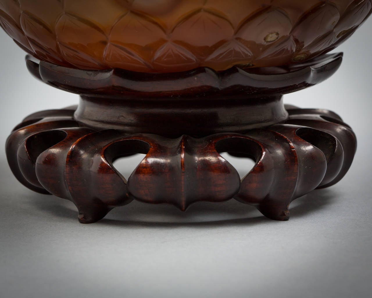 Chinese carved agate bowl on stand, 18th century.