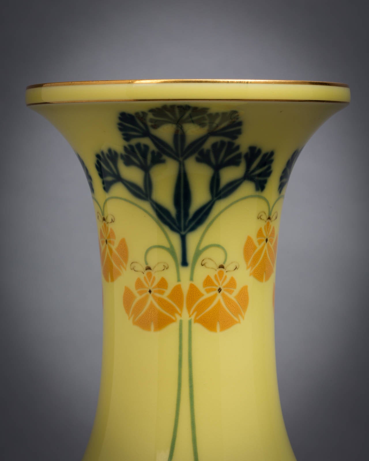 Un vase en porcelaine émaillée, dorée et peinte.