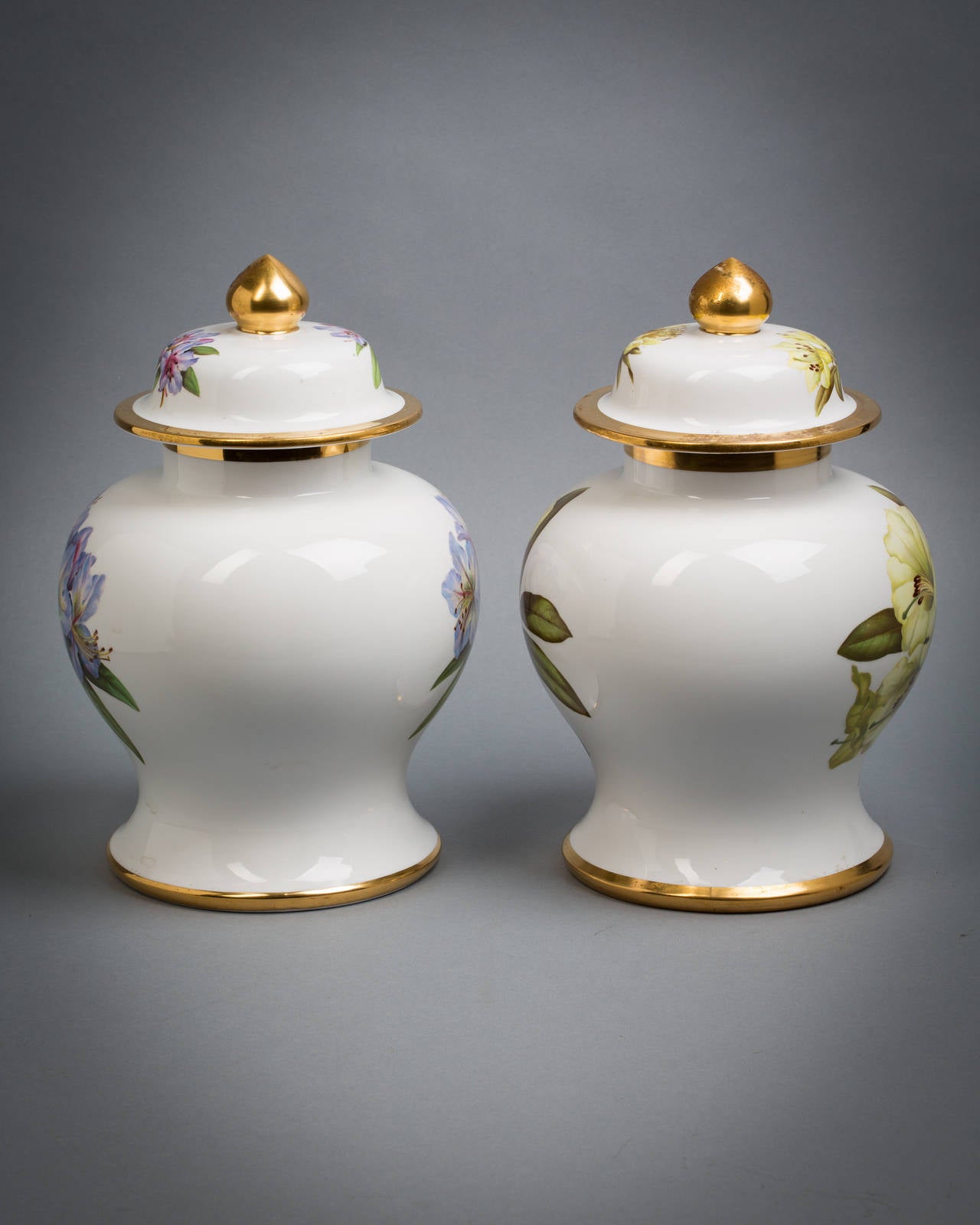 Pair of English Porcelain Covered Urns, Spode Copeland, circa 1950 In Good Condition For Sale In New York, NY