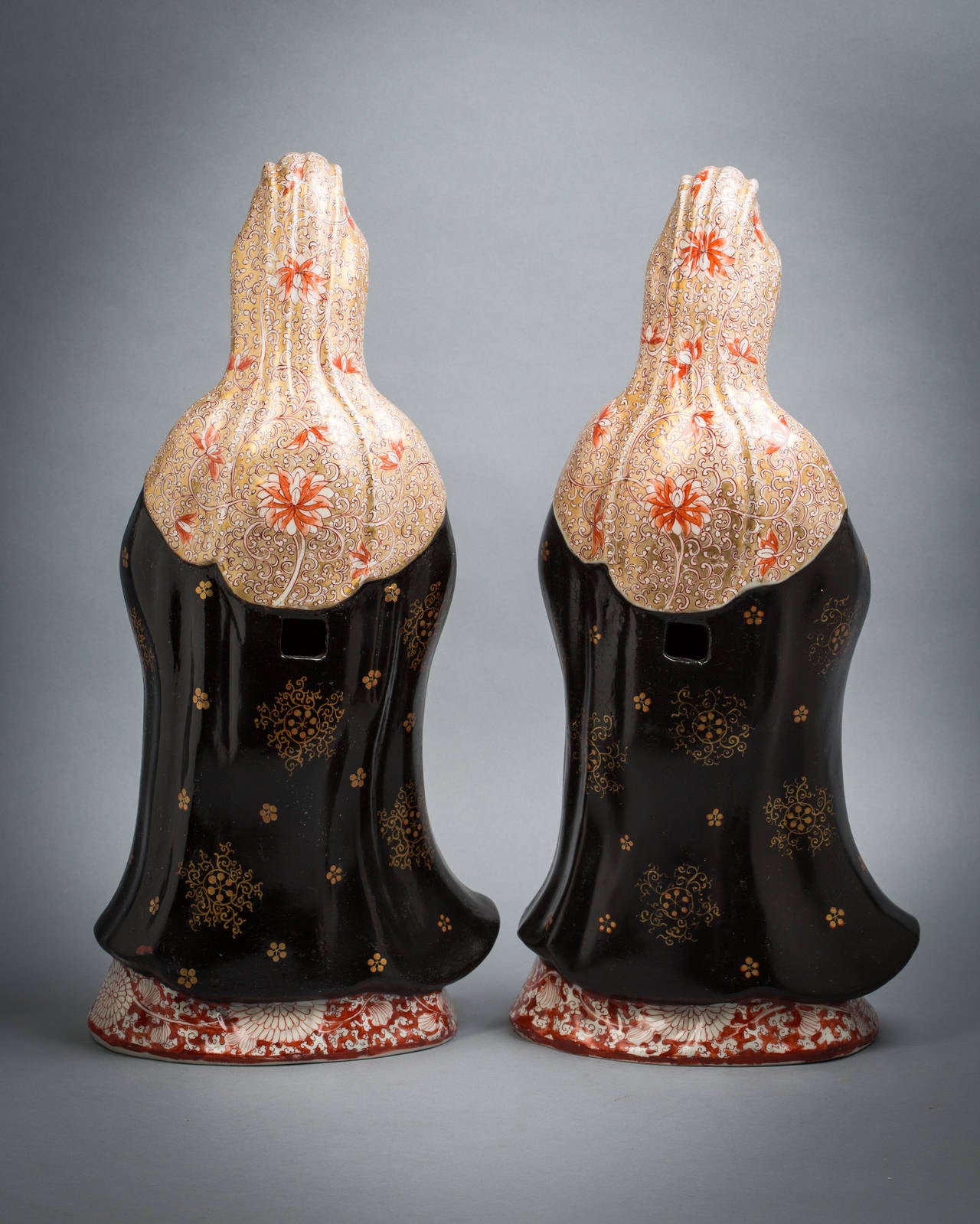 Coppia di figure di cineserie in porcellana francese, 1840 circa.