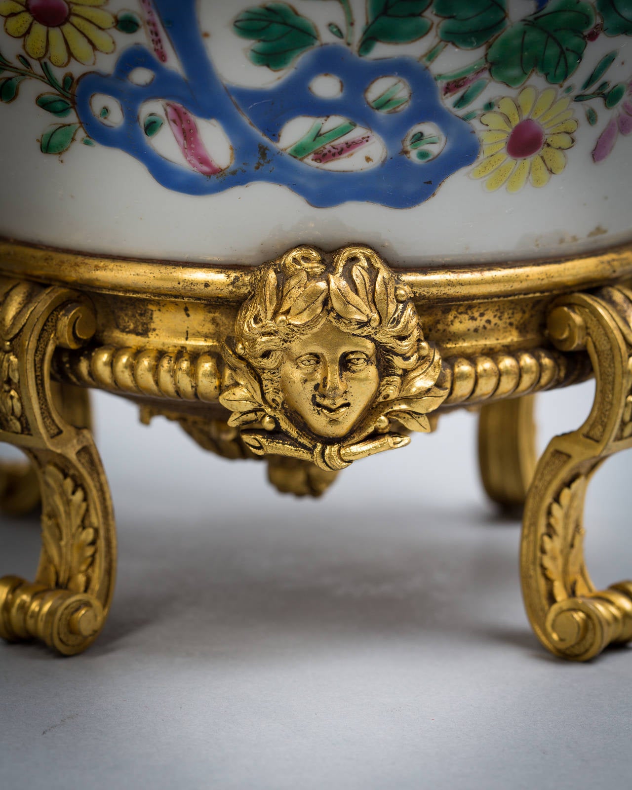 Cinese Coppia di vasi coperti in porcellana cinese con montatura in bronzo, circa 1800 in vendita