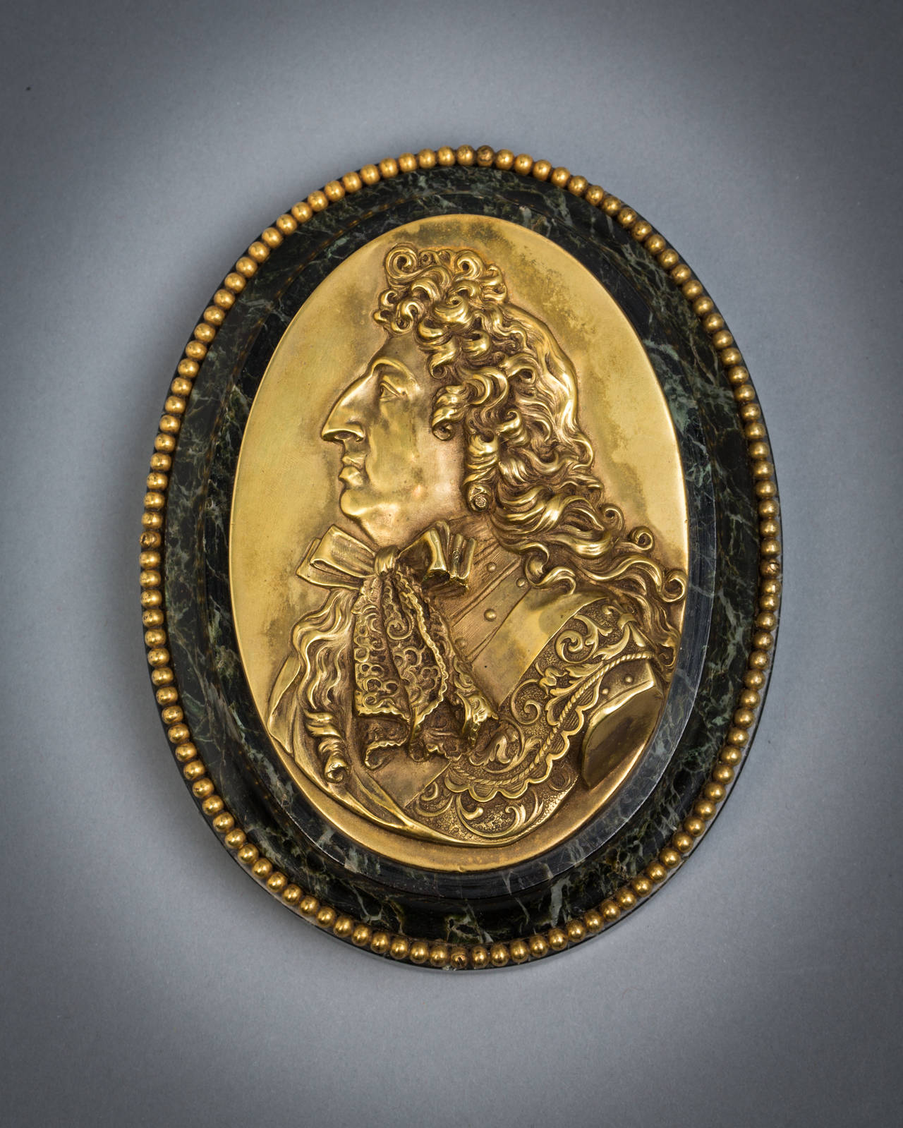 Briefbeschwerer aus Bronze und Marmor mit Büste von Ludwig XIV., um 1900.

E.F. Caldwell und Co. New York.