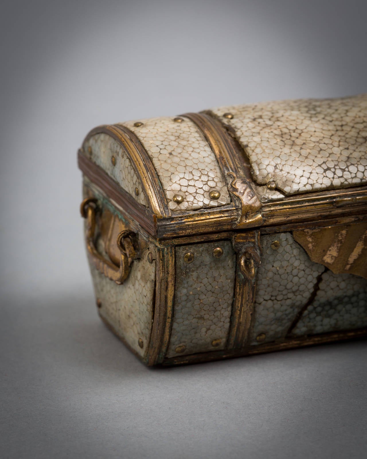 Boîte ancienne en galuchat et laiton en forme de coffre, 18e siècle.