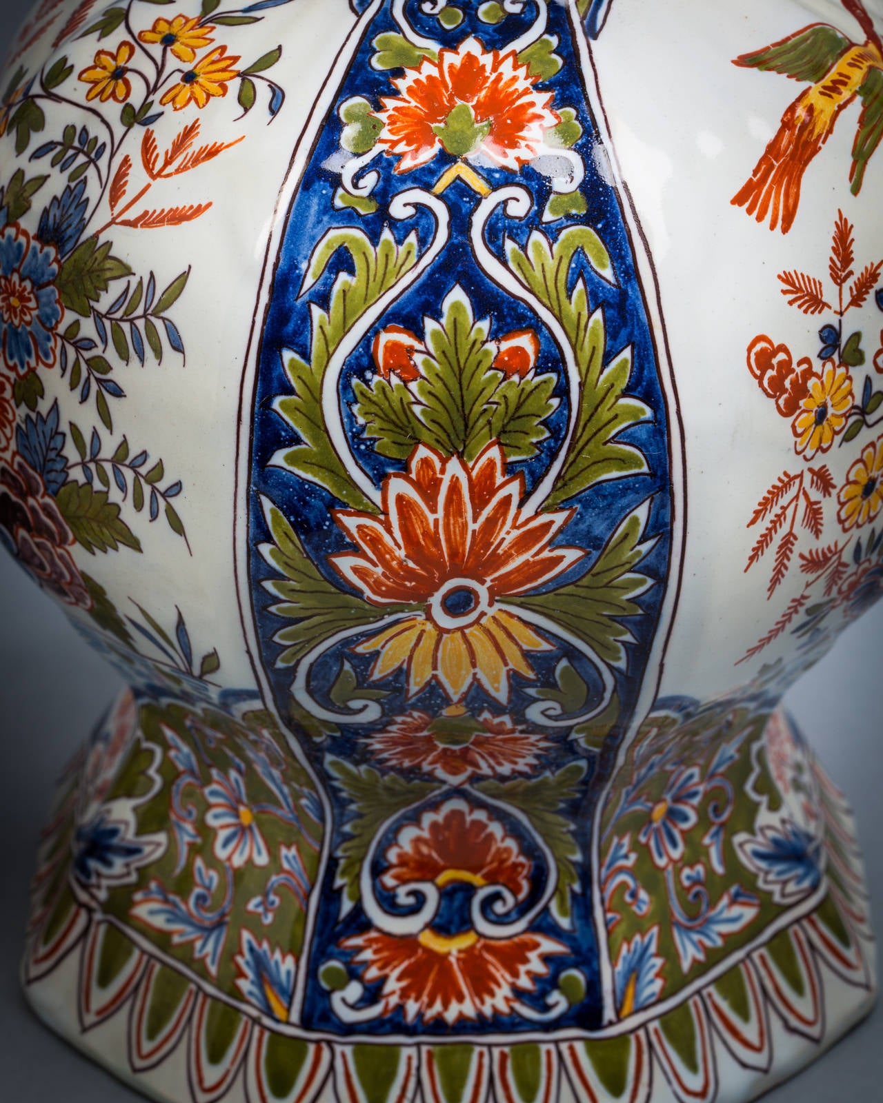 Coppia di vasi di Delft, circa 1800 In condizioni buone in vendita a New York, NY