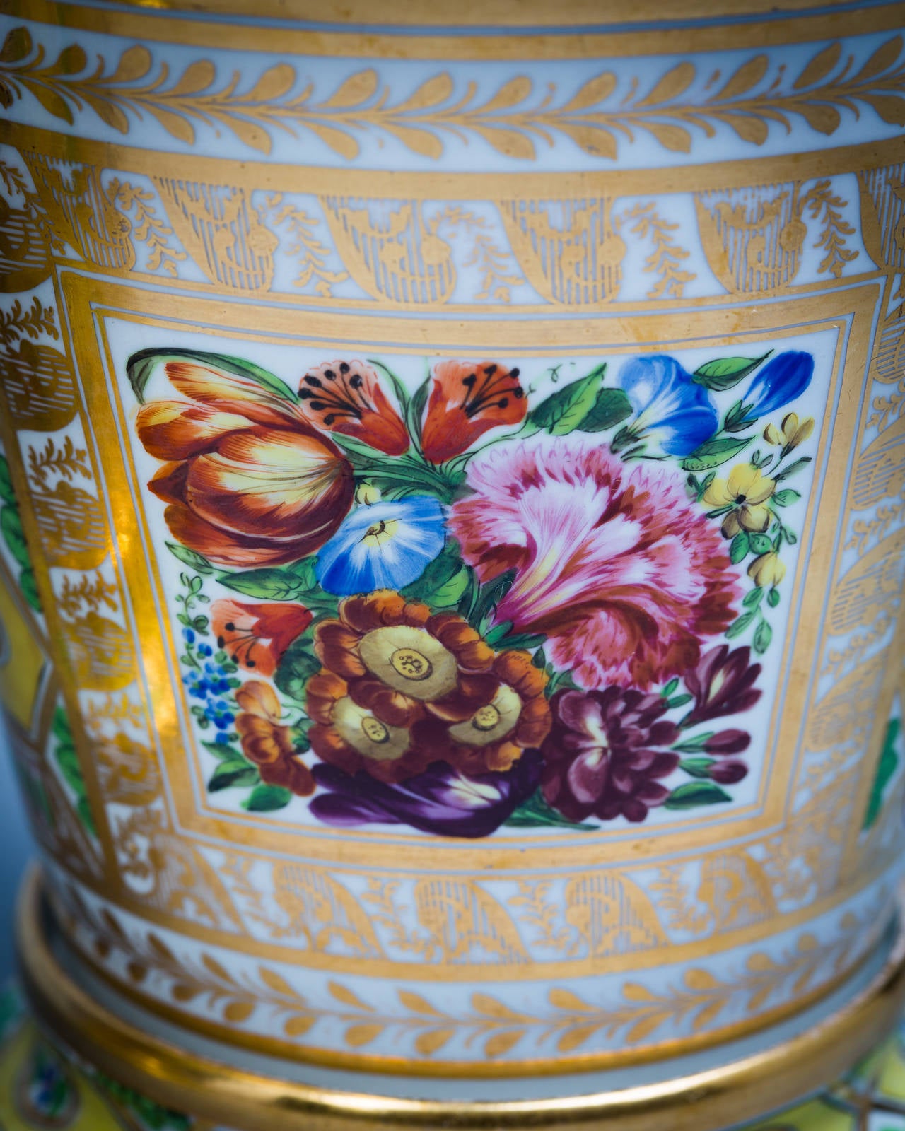 Paire de cache-pots en porcelaine anglaise à fond jaune sur pied, Coalport, modèle 