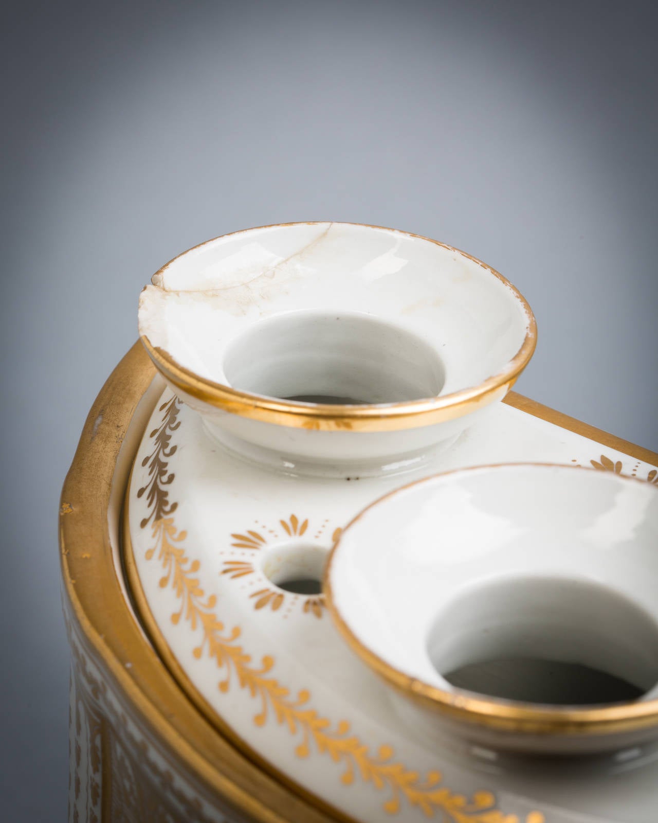 Paar englische Demilune-Töpfe und Deckel aus Porzellan, Coalport, um 1820 (Englisch) im Angebot