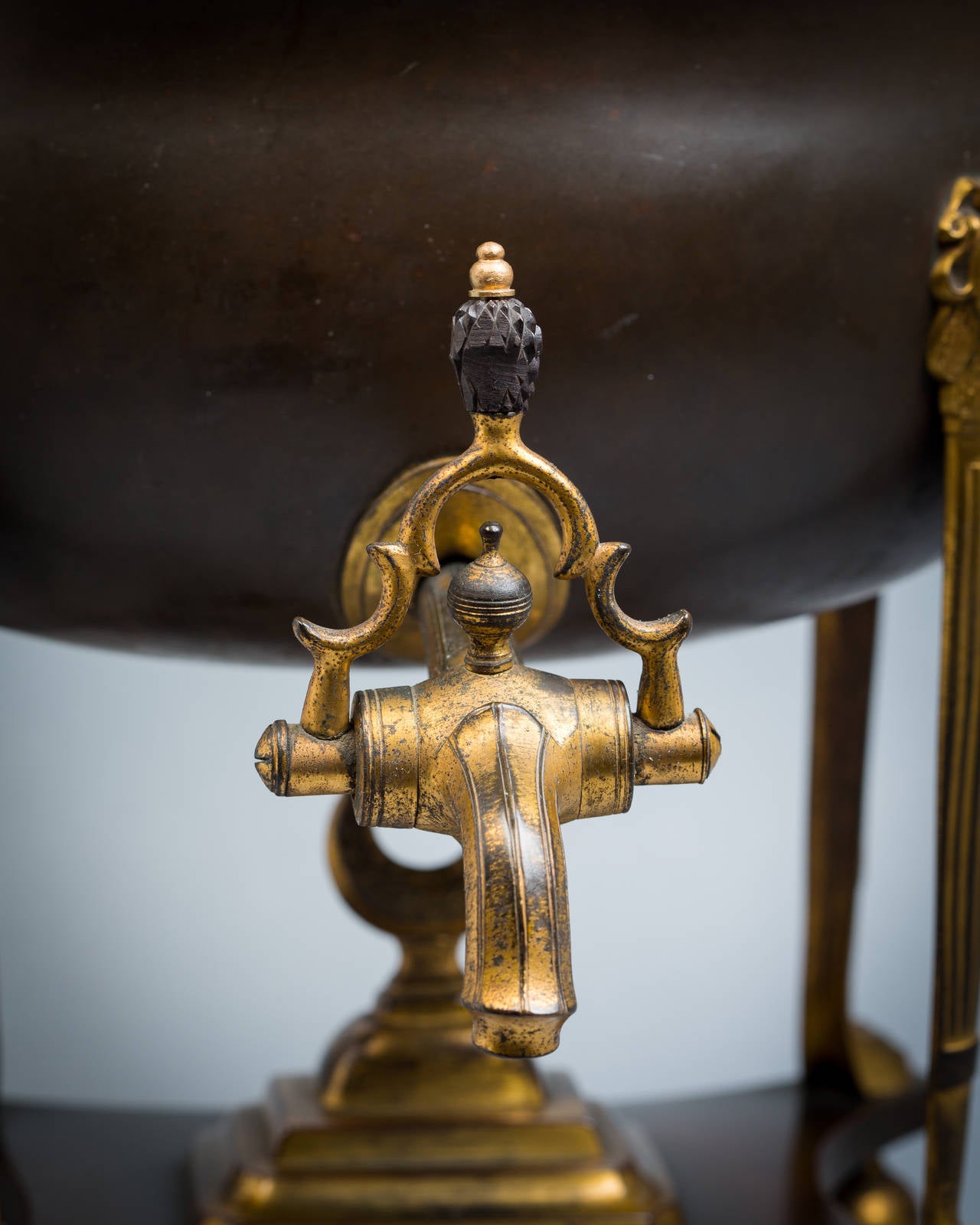 Patinated and bronze tea urn, circa 1825.