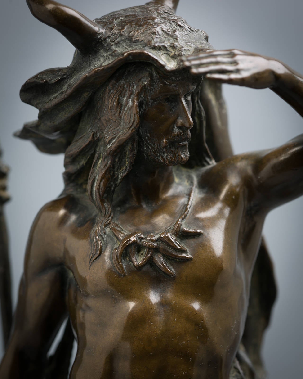 Figura in bronzo di un guerriero teutonico. Paul Ludwig Kowalczewski (tedesco, 1865-1910).