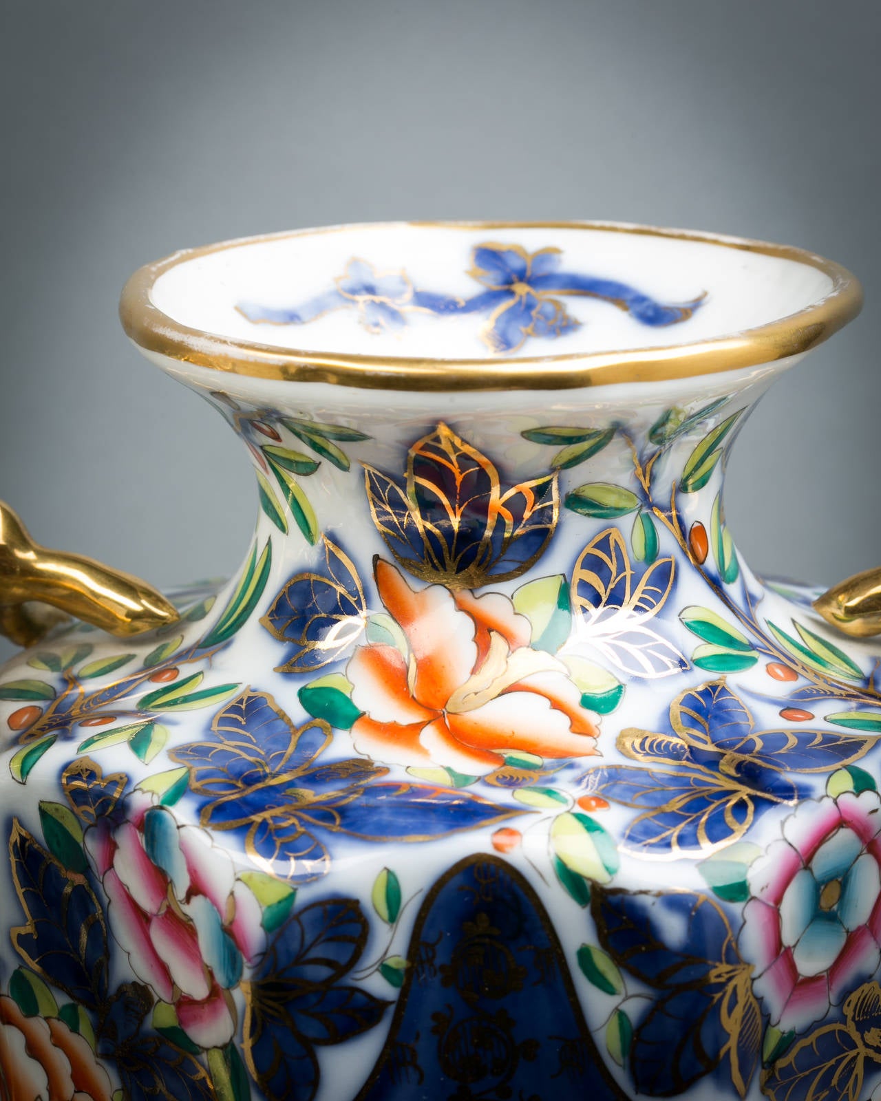 Paire de vases en chinoiserie de Paris, manufacture de Bayeux, vers 1840.