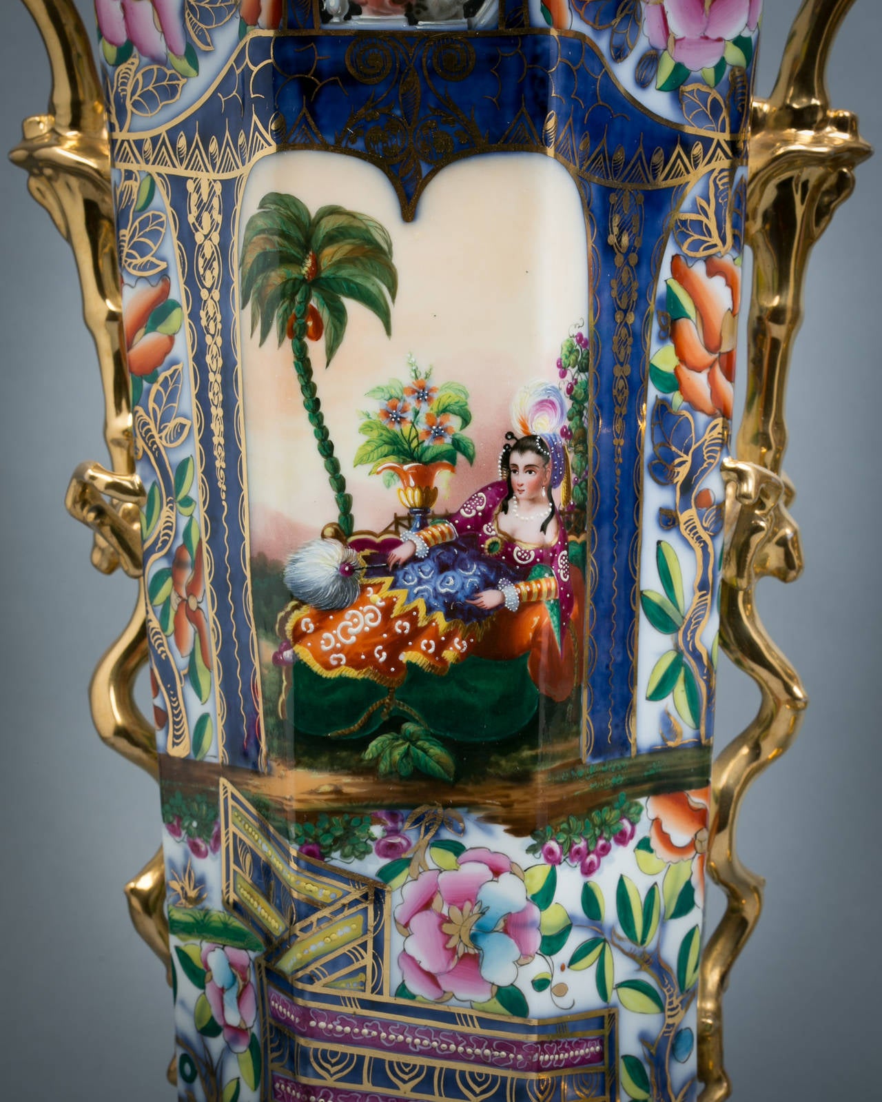Milieu du XIXe siècle Paire de vases en porcelaine de Paris avec chinoiserie, manufacture de Bayeux, vers 1840 en vente