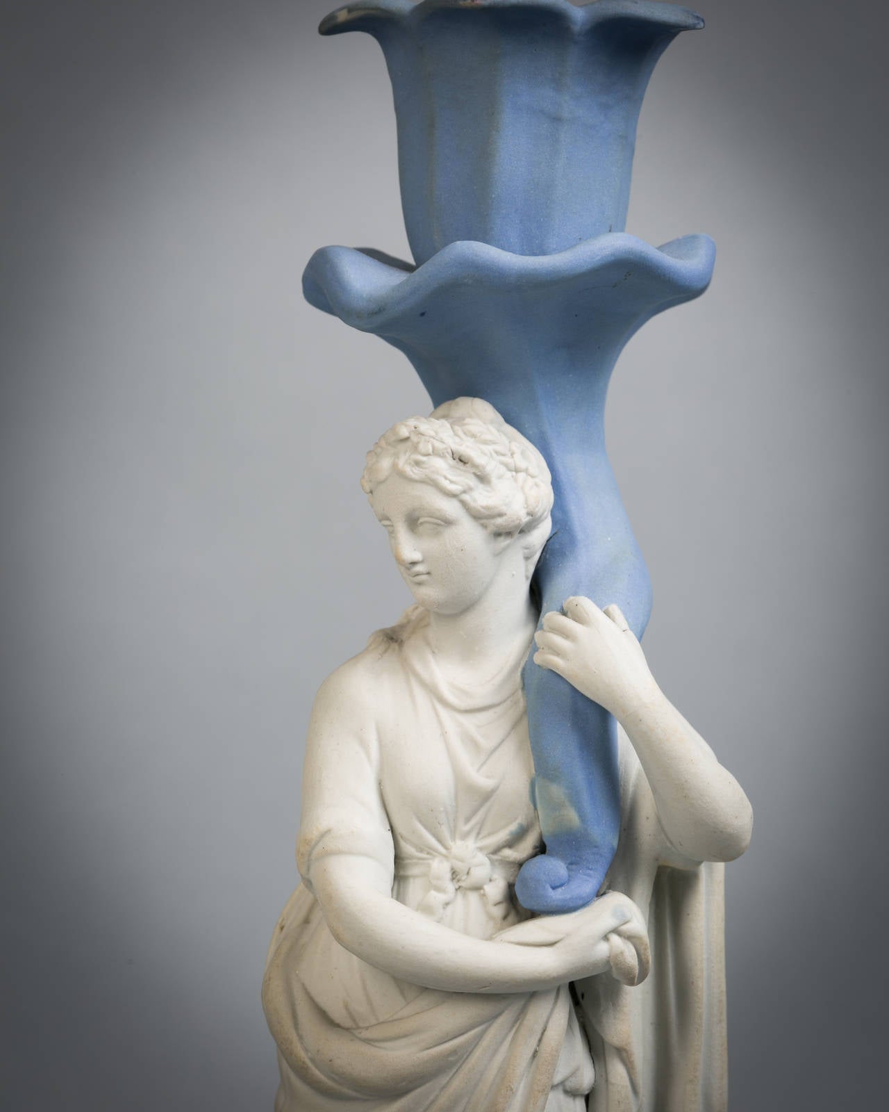 Coppia di candelieri figurati Wedgwood raffiguranti Pomona e Cerere, XIX secolo.
