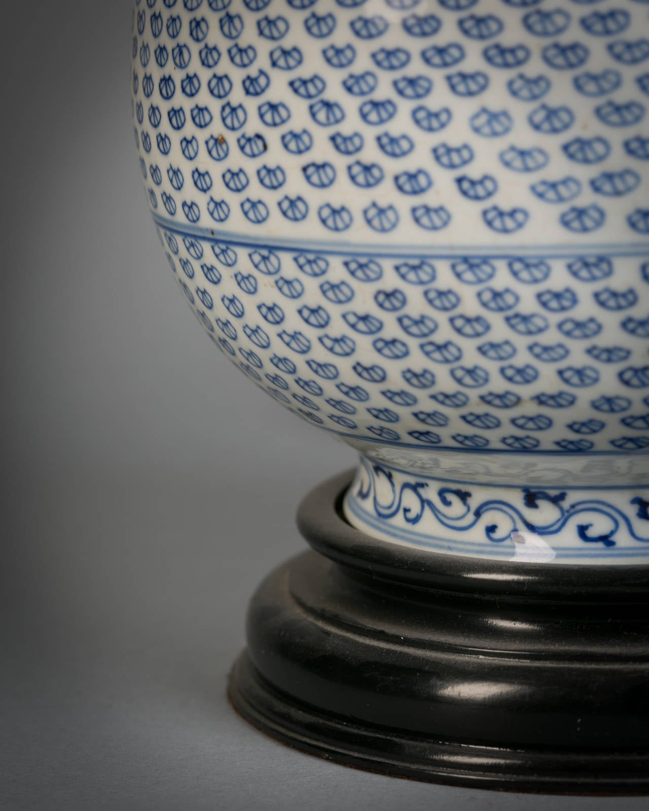 Chinesische blau-weiße Vase als Lampe montiert, Kang Hsi, um 1720 im Zustand „Gut“ im Angebot in New York, NY