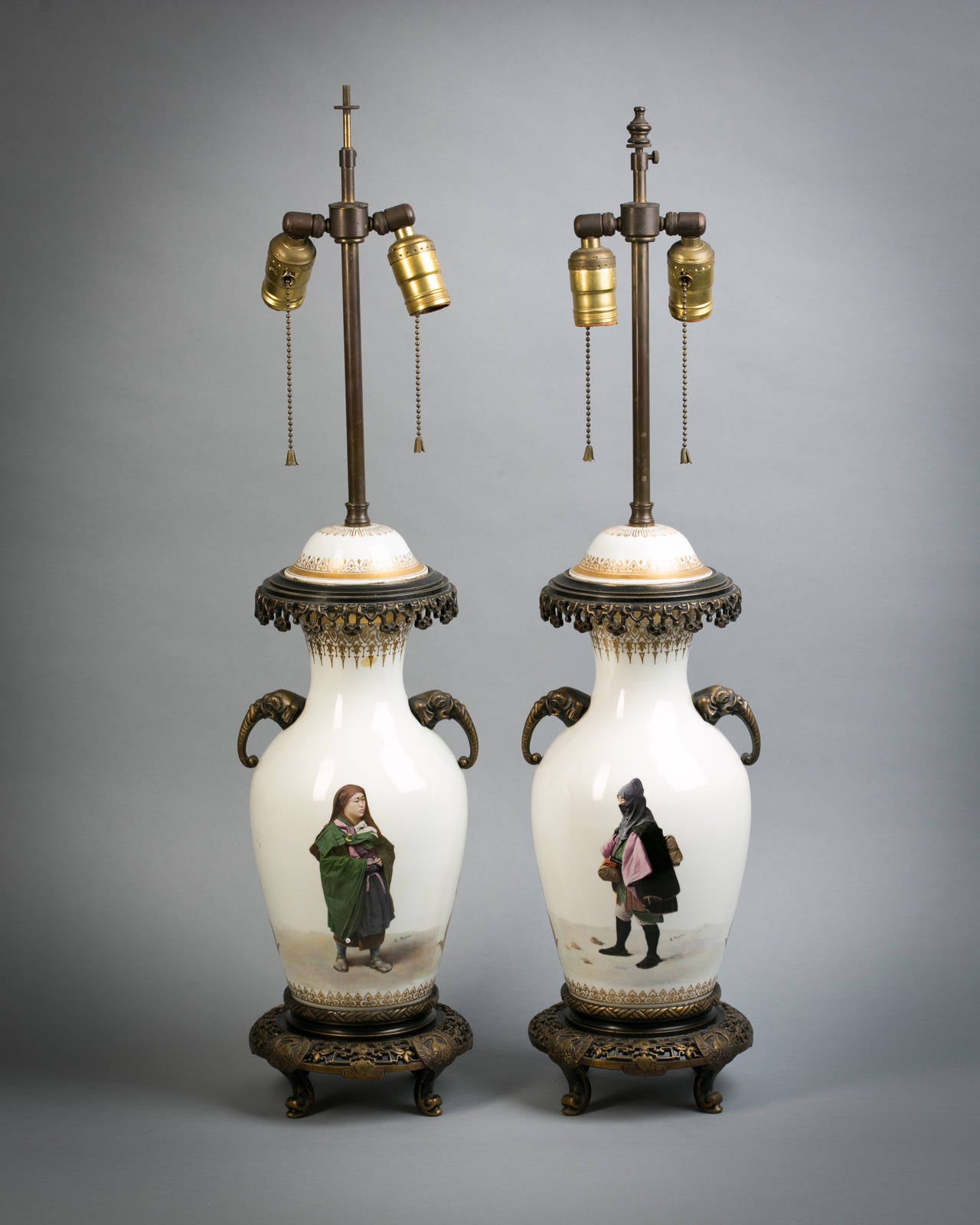 Zwei in Bronze gefasste französische Porzellanvasen, die als Lampen montiert sind, um 1885.

Gezeichnet Eugene Sieffert. 

Die Elefantengriffe sind aus Bronze.