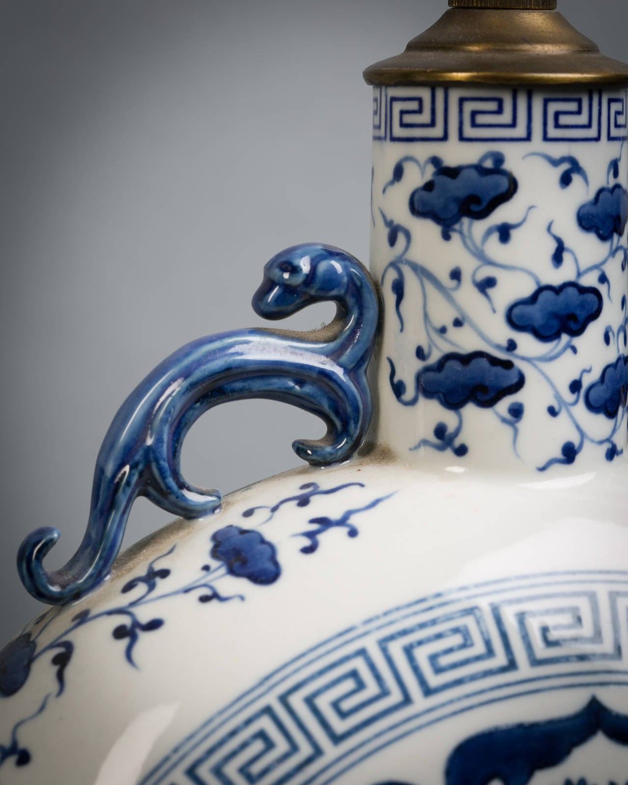 Paire de lampes chinoises bleu et blanc en forme de flasque de lune, vers 1920.