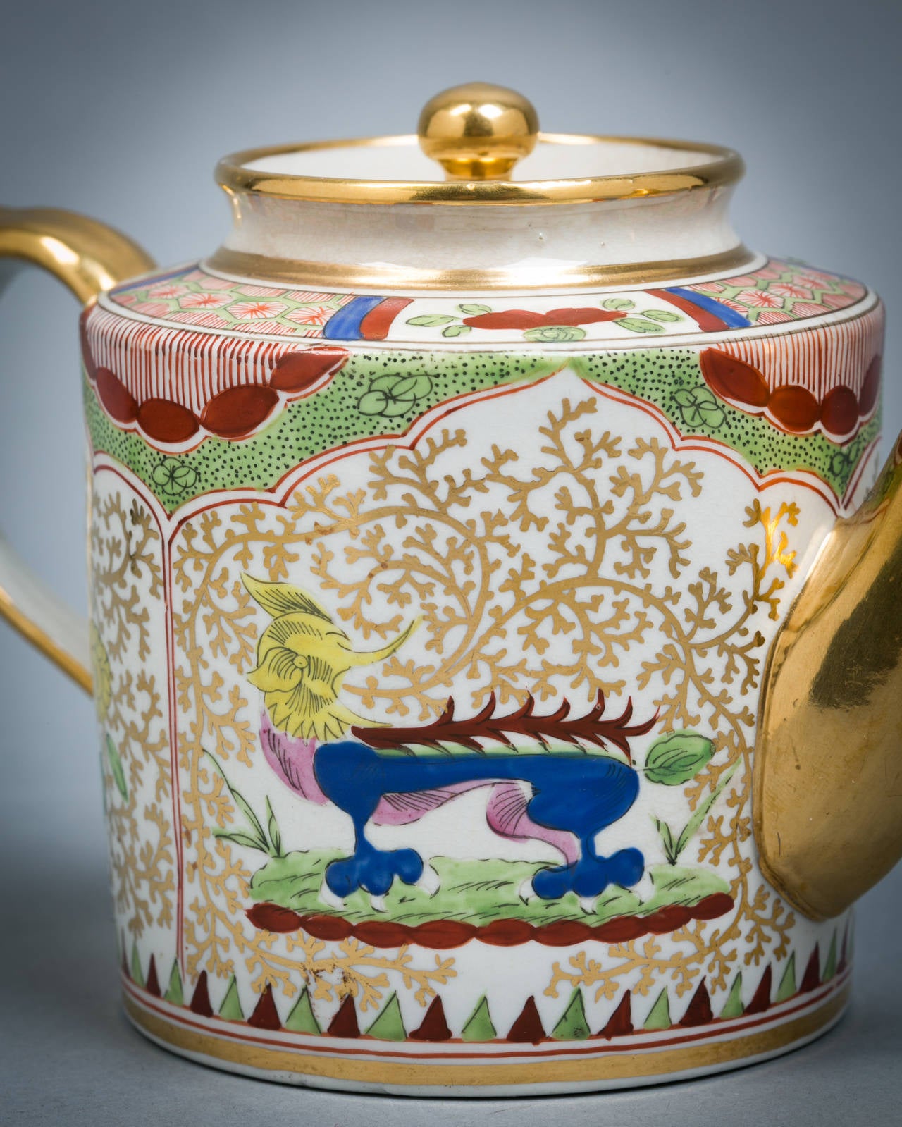 English Coalport Porcelain Dragon in Compartment Pot, circa 1805 In Good Condition For Sale In New York, NY