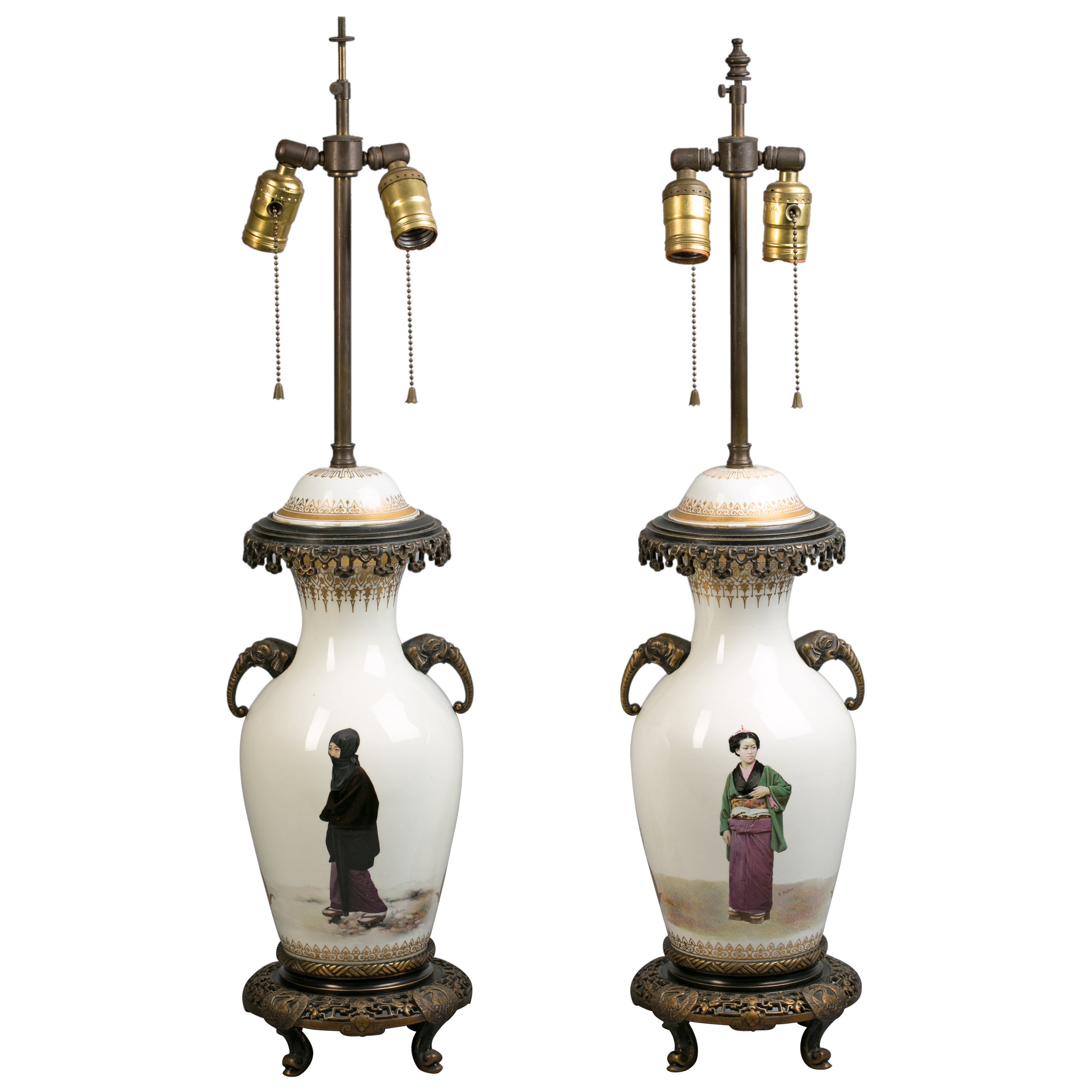 Paar bronzebeschlagene französische Porzellanlampen, um 1885 im Angebot