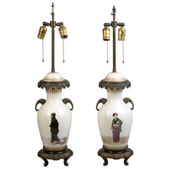 Coppia di lampade francesi in porcellana con montatura in bronzo, 1885 circa