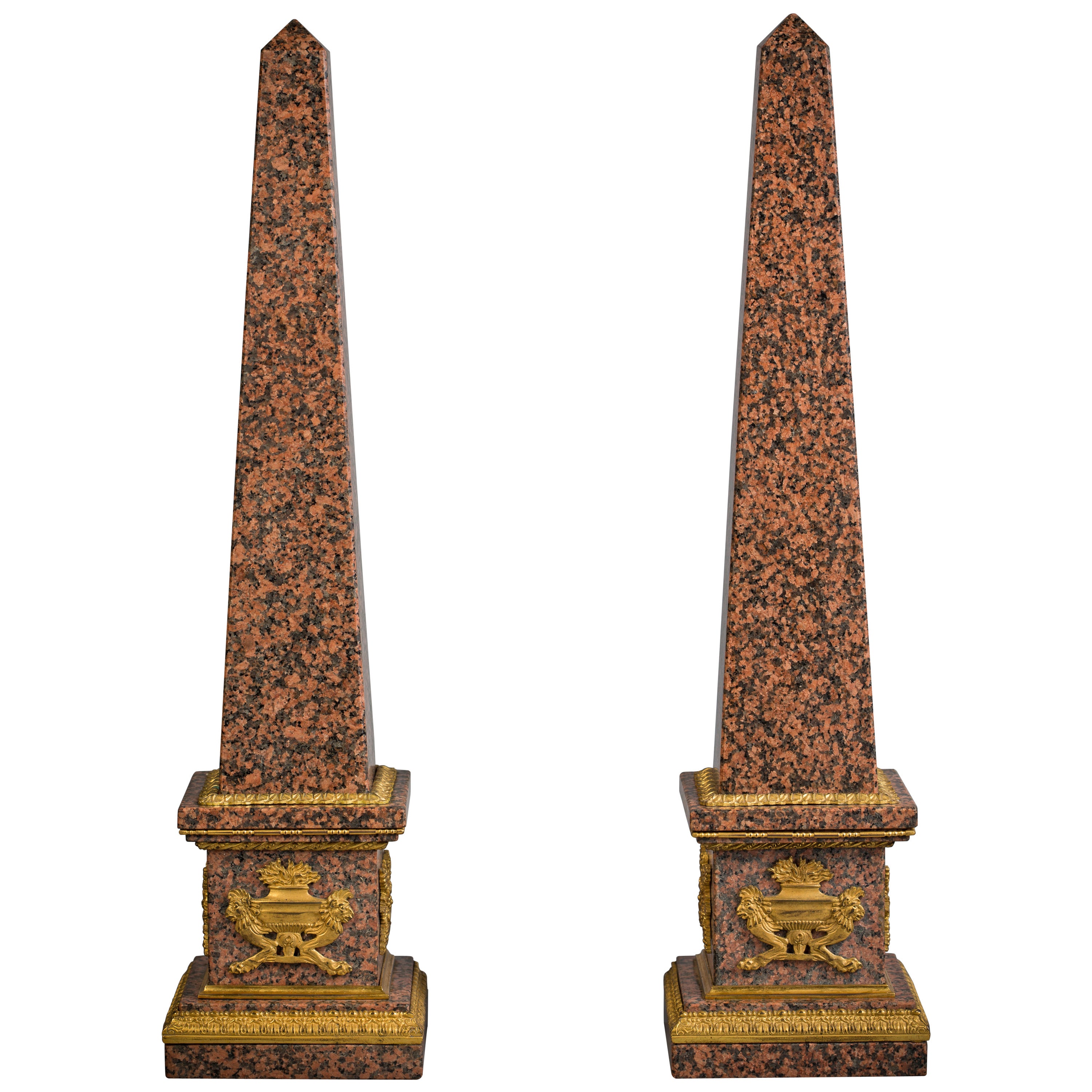 Paar Obelisken aus Granit und Bronze, spätes 19. Jahrhundert