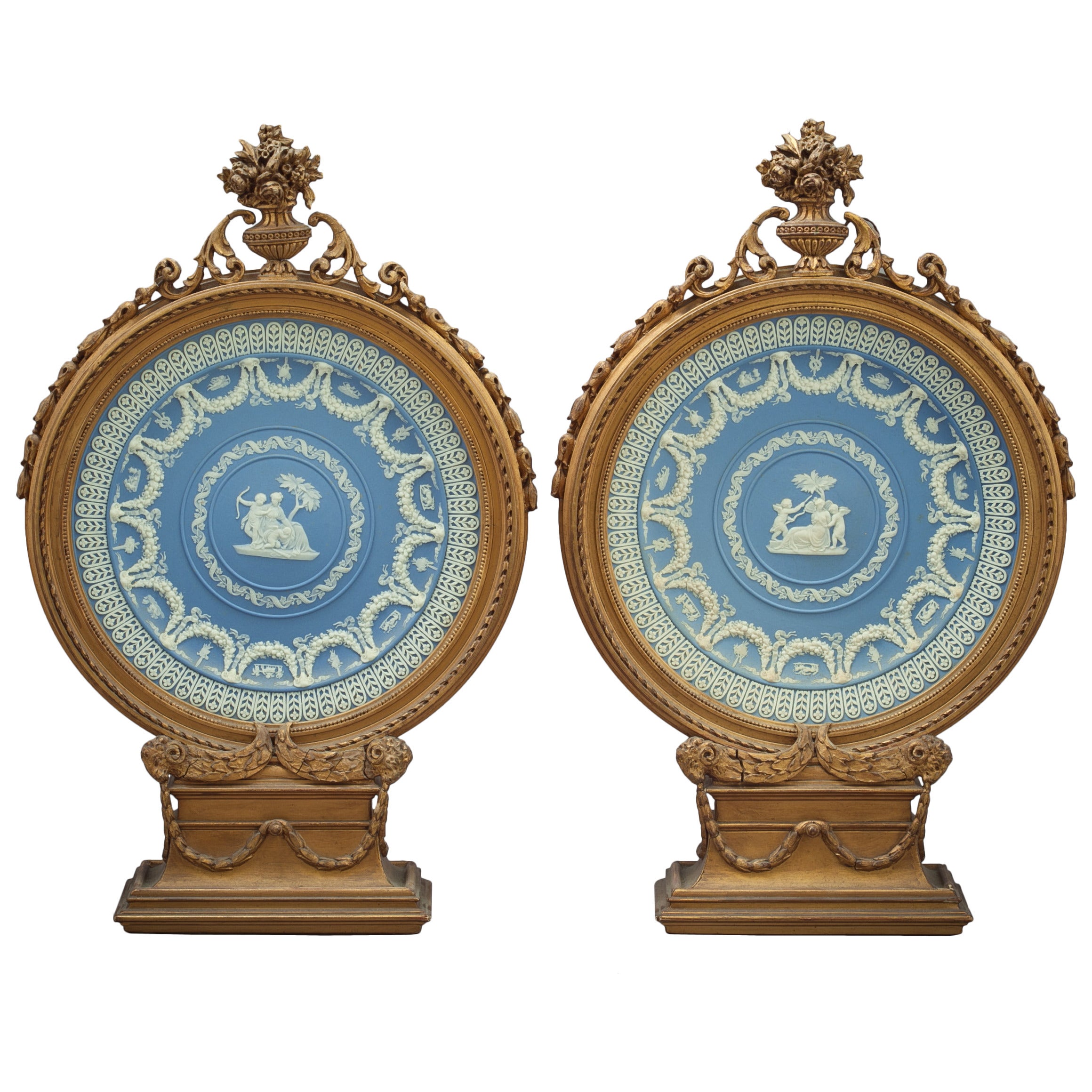 Paire de plaques circulaires Wedgwood encadrées, datant d'environ 1875