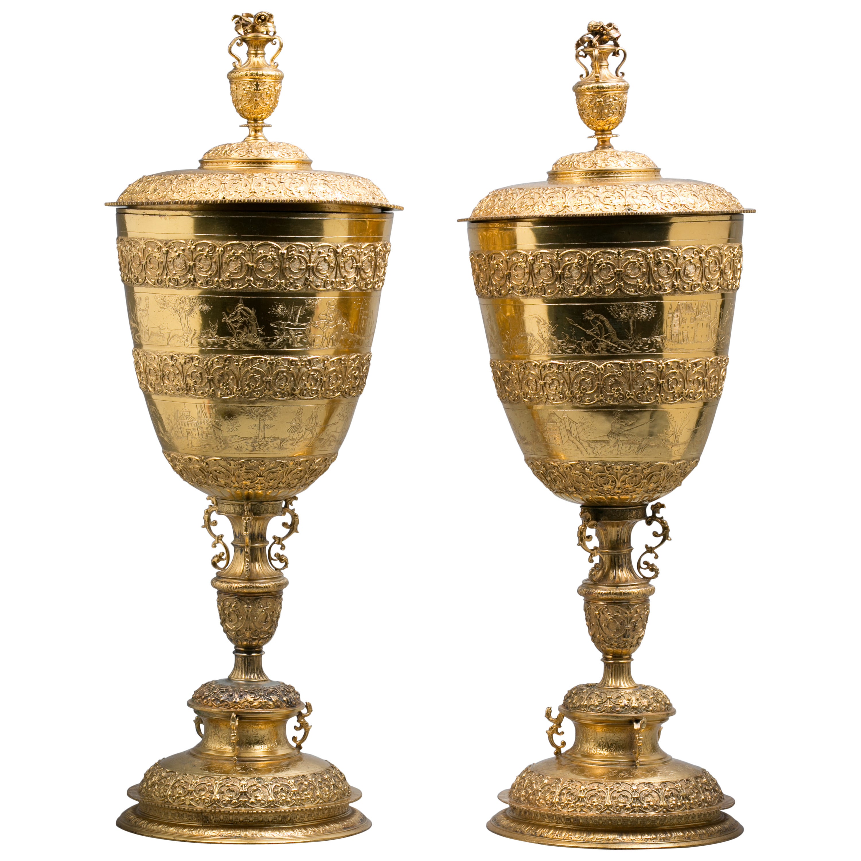 Paire de grandes tasses et couvercles anglaises sur pied en métal doré, vers 1890