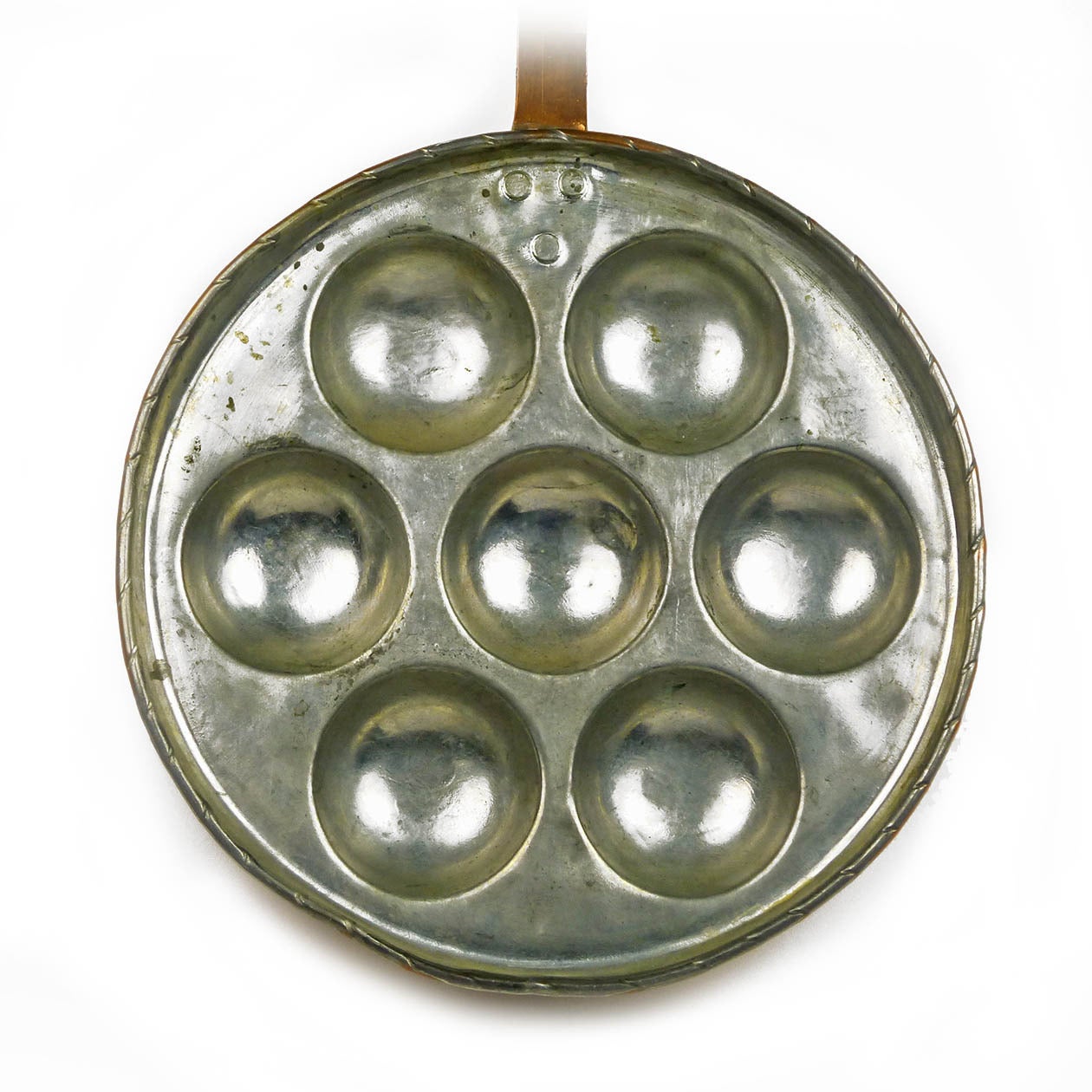 Danish copper Aebleskiver or egg poaching pan, circa 1875.

Aebleskivers or Ebleskivers (English spelling) are Danish apple filled pancakes.

Tinned on the inside.

Measures: Handle 9 1/4″, diameter 9 3/8″.