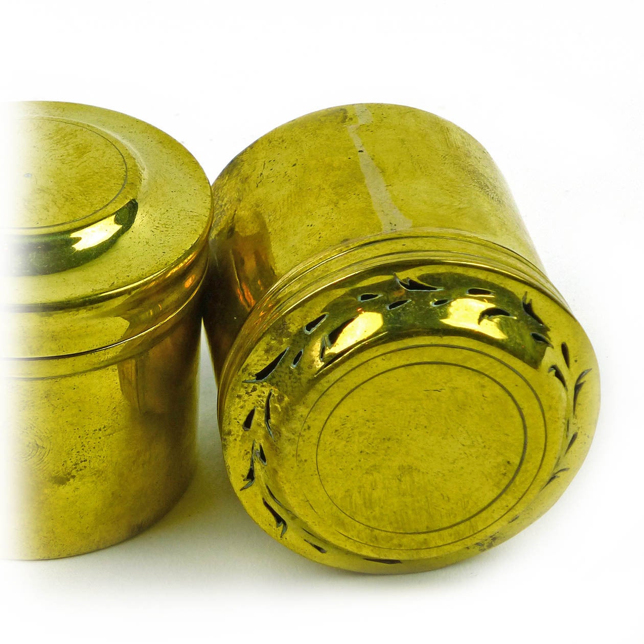 Two French brass desk pots, 18th century.

One sander and one container.

Traces of silver inside.