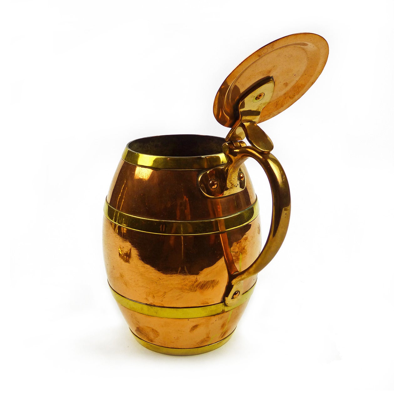American copper and brass barrel tankard, circa 1875

Dovetailed.

Measures: Height 8 3/4?, diameter of opening 3 1/2?.