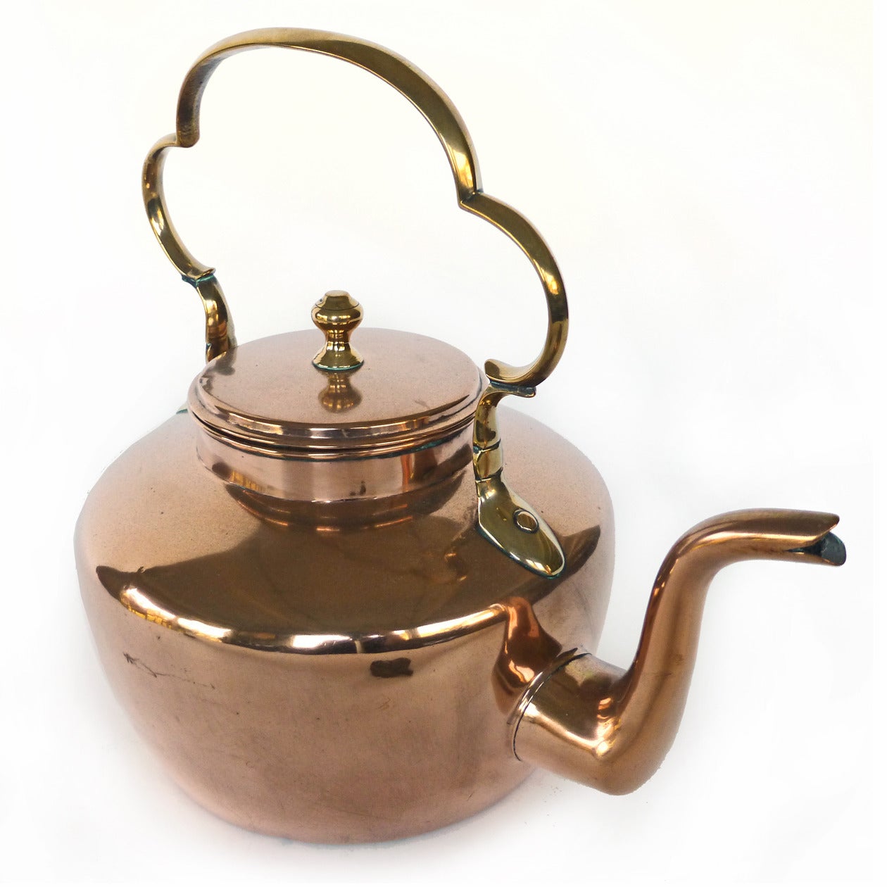 English copper kettle, circa 1820. 
Shaped cast handle. 
Dovetailed.
