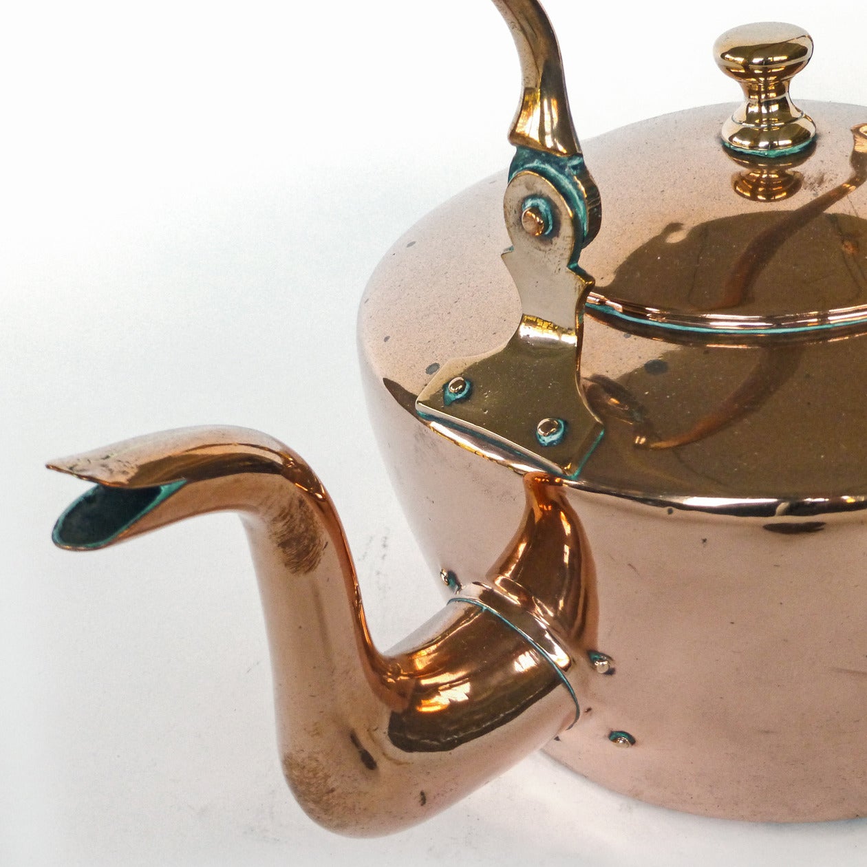 English copper kettle,
circa 1820.
Cast handle.
Dovetailed.