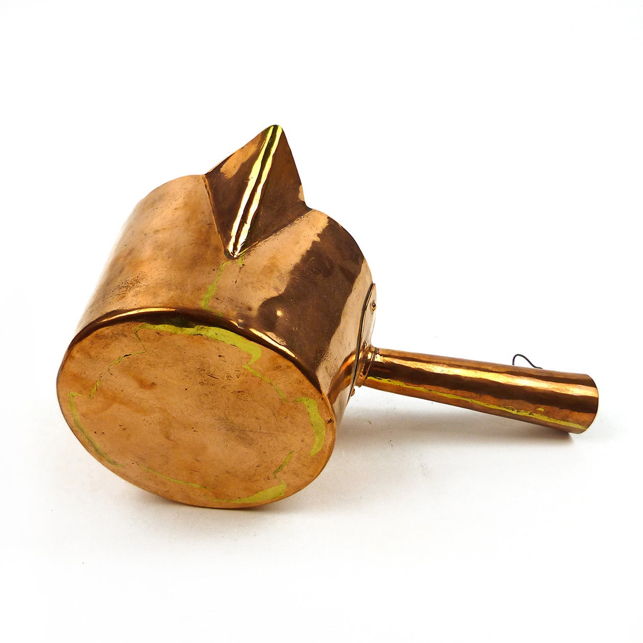 American copper spouted pot, circa 1865.

Signed
Thos. Mills & Bro.
1301 N 8th Street PHILA
 
Dovetailed construction. Marked #1

Measures: Height 4 1/4″, diameter 8″, handle 6″.