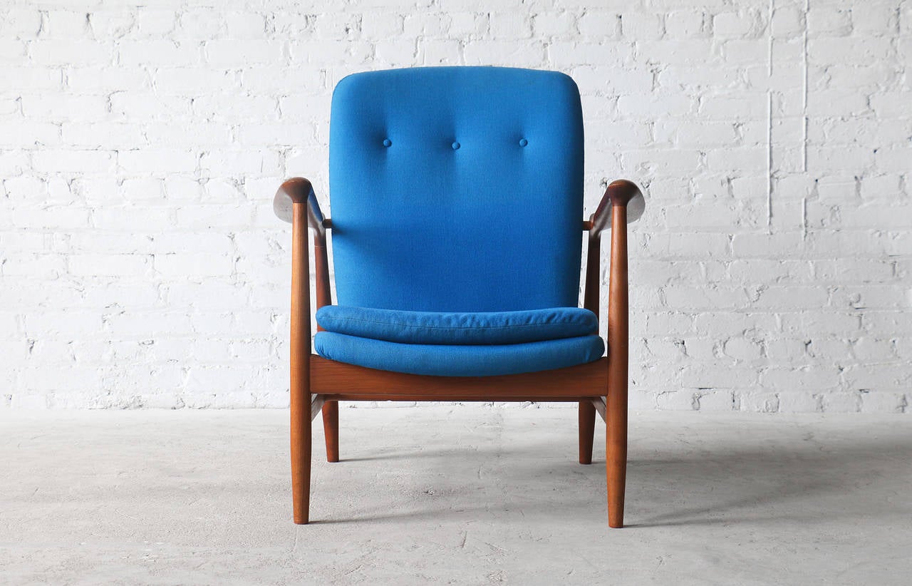 Model BO98.
Designed in 1952.
Solid teak frame.
Original Danish wool upholstery.

A rarely seen vintage teak easy chair by Finn Juhl for Bovirke. This sculptural chair features a fully upholstered seat and back which sits atop a solid teak