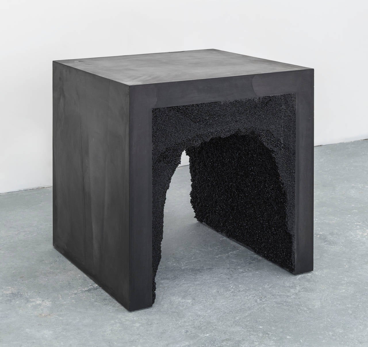 Beistelltisch aus schwarzem Zement und schwarzer Silica von Fernando Mastrangelo