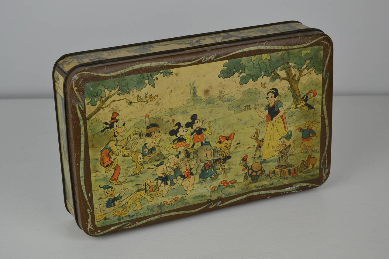 Vintage 1930s lithographic Walt Disney Snow White Belgian biscuit container Disneyland. With Micky and Mini Mouse, Donald Duck, three little pigs, Goofy, Elmer the elephant, the big bad wolf and many more cartoon figures.
From the hand of the