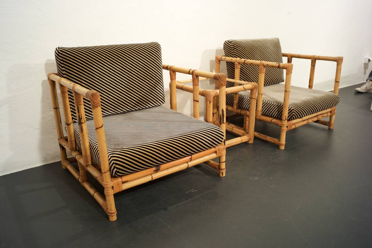 Pair of Hollywood Regency Rattan Lounge Chairs with Side Table In Excellent Condition For Sale In Munich, Bavaria