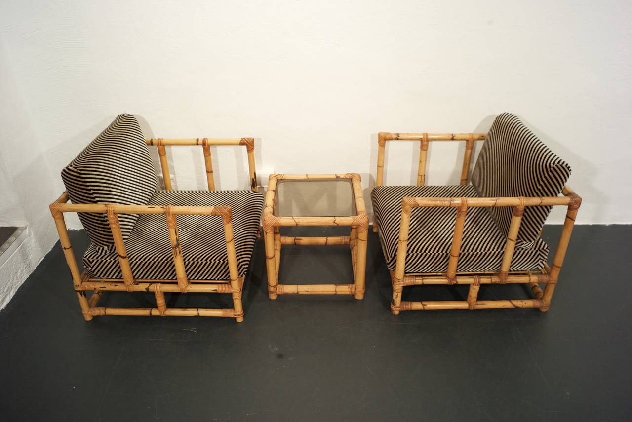 Varnished Pair of Hollywood Regency Rattan Lounge Chairs with Side Table For Sale
