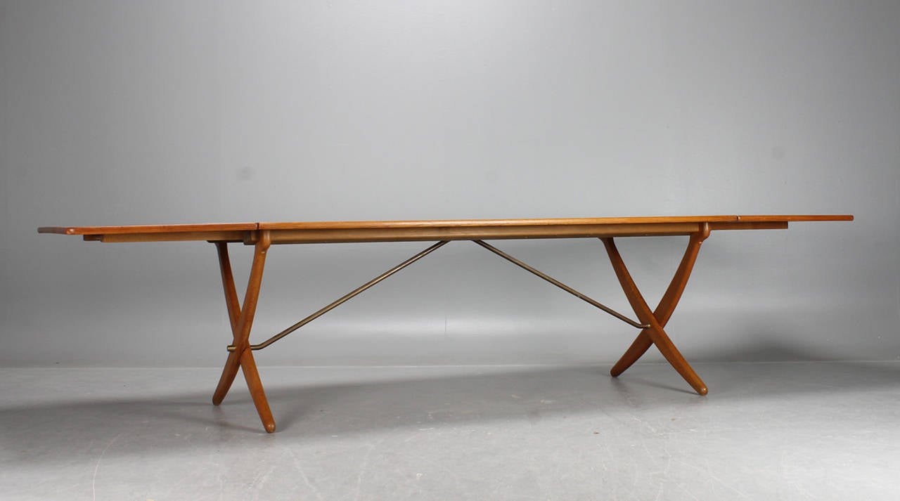Hans J. Wegner (1914-2007). Dining Table, model AT-314 in completely in oak,
largest size .Designed in 1957, and produced by Andreas Tuck.
Table top with 2 leaves and sabre-form legs. Brass struts.
L190/310cm W 106cm , H 70,5cm