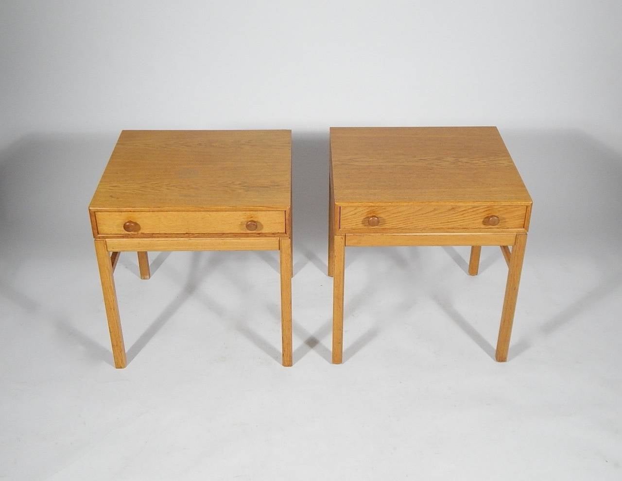 A pair of end tables or nightstands in honey colored oak by Sven Engström and Gunnar Myrstrand for Tingströms in Sweden, 1950s. All oak construction in two parts with top case/drawer removable from base.

Clean and bright. One very light water