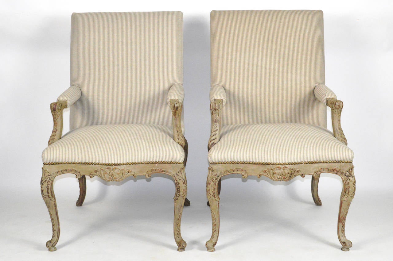 Pair of French Regence Style Gray Painted Carved Bergeres In Good Condition For Sale In Atlanta, GA