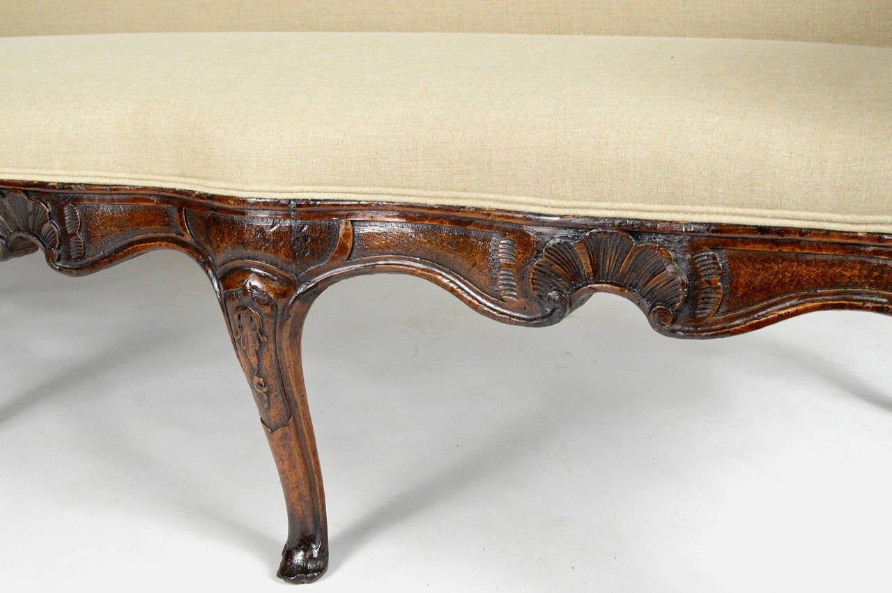 18th Century Italian Venetian Carved Walnut Sofa For Sale 3