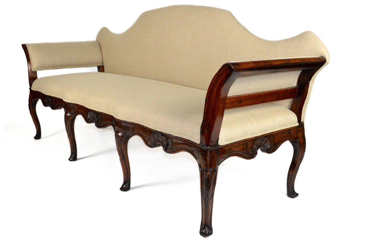 18th Century Italian Venetian Carved Walnut Sofa In Good Condition For Sale In Atlanta, GA