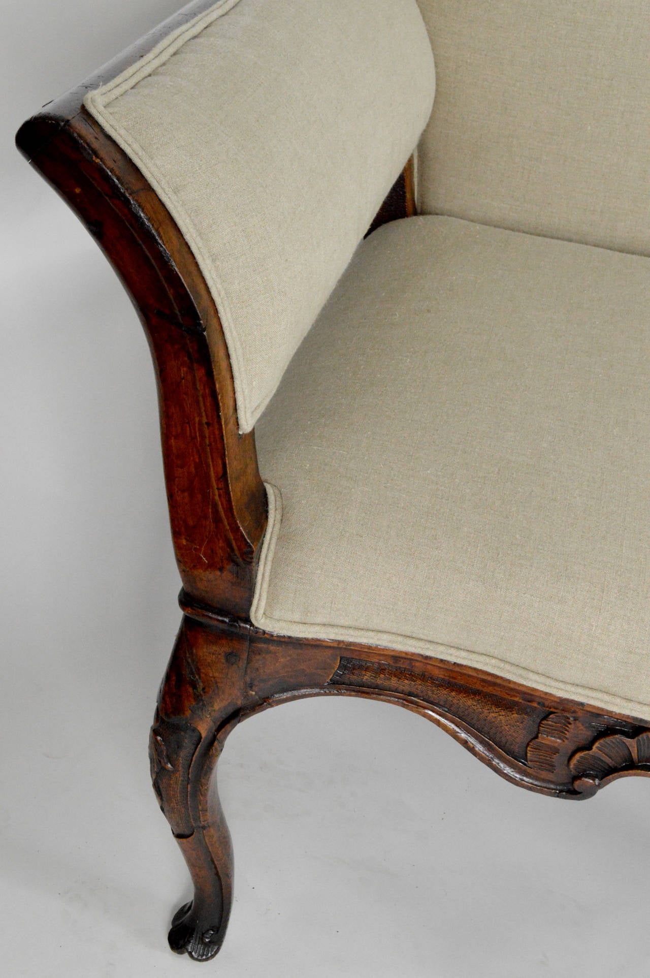18th Century Italian Venetian Carved Walnut Sofa For Sale 2